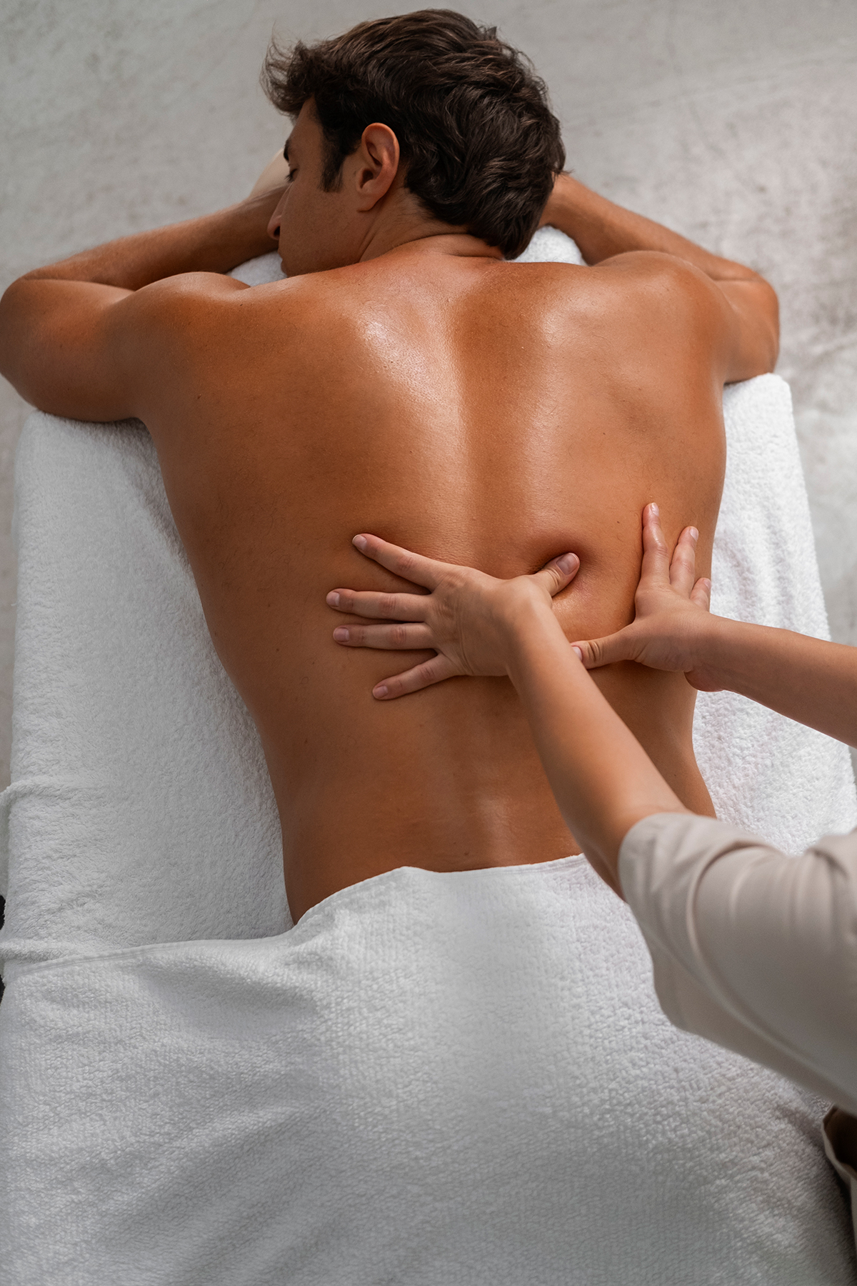 hombre-vista-superior-relajandose-en-el-spa